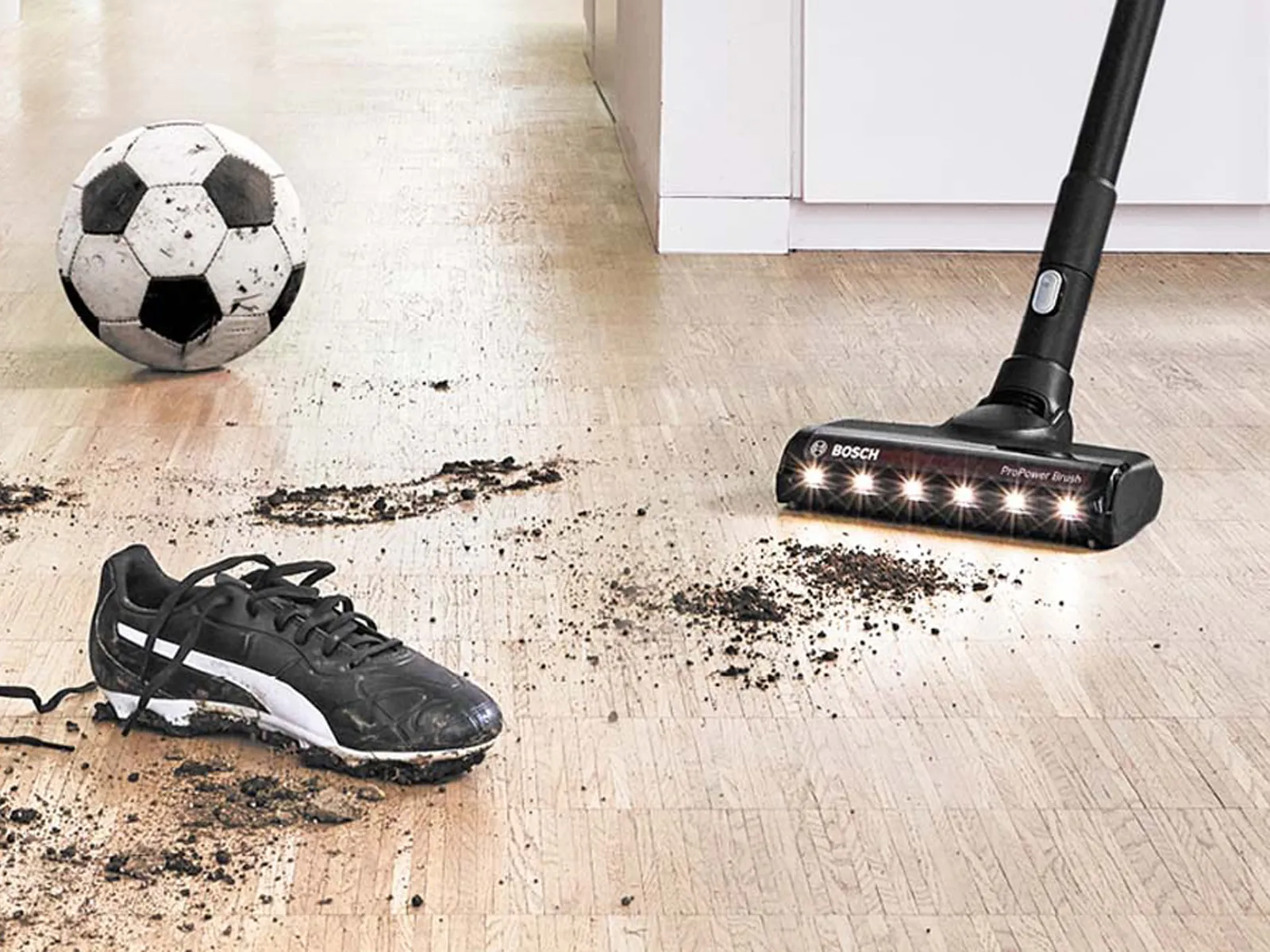 Úklid nečistot z fotbalových kopaček s modelem Unlimited ProPower.