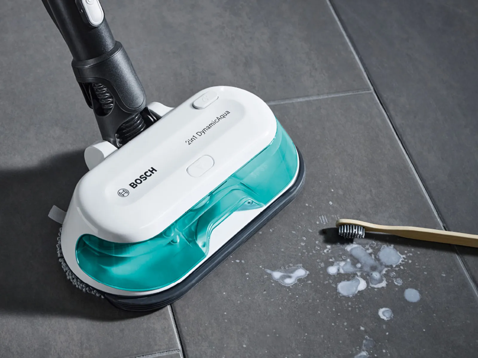 Unlimited 7 ProHygienic Aqua wischt Zahnputzflecken nach einem heruntergefallenen Zahnbürste auf.