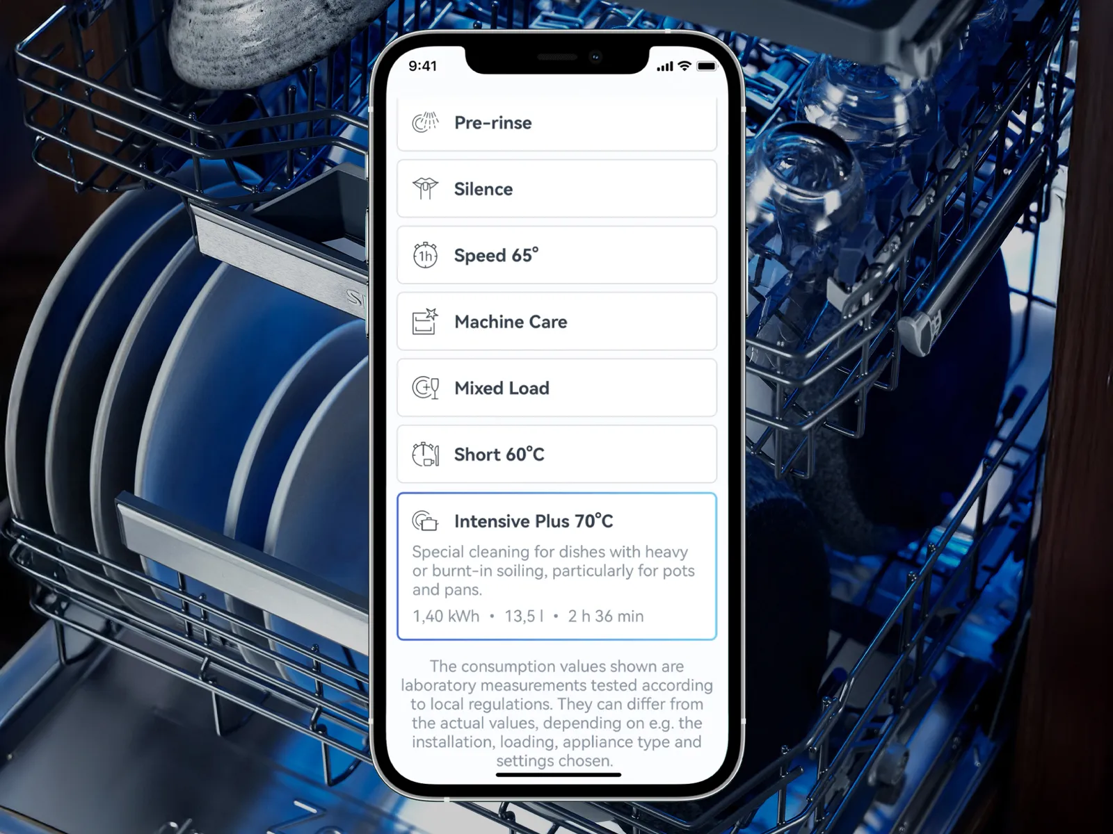 Smartphone exibindo as configurações da máquina de lavar louça dentro de uma máquina de lavar loiça aberta.