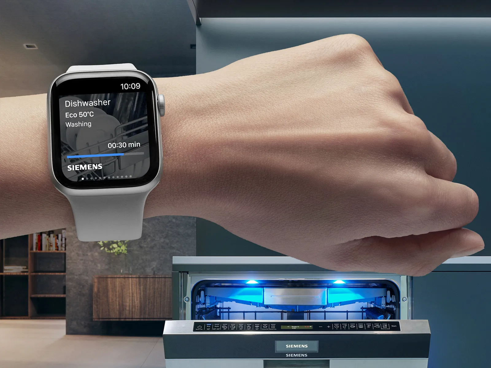 Smartwatch, der viser opvaskemaskinens status, med en åben opvaskemaskine i baggrunden.