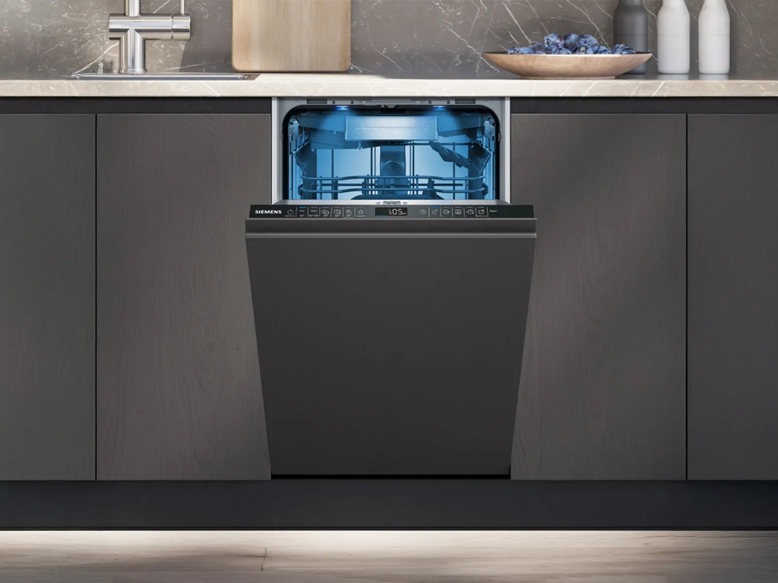 Siemens inbyggd diskmaskin med blå lampor i ett modernt kök.