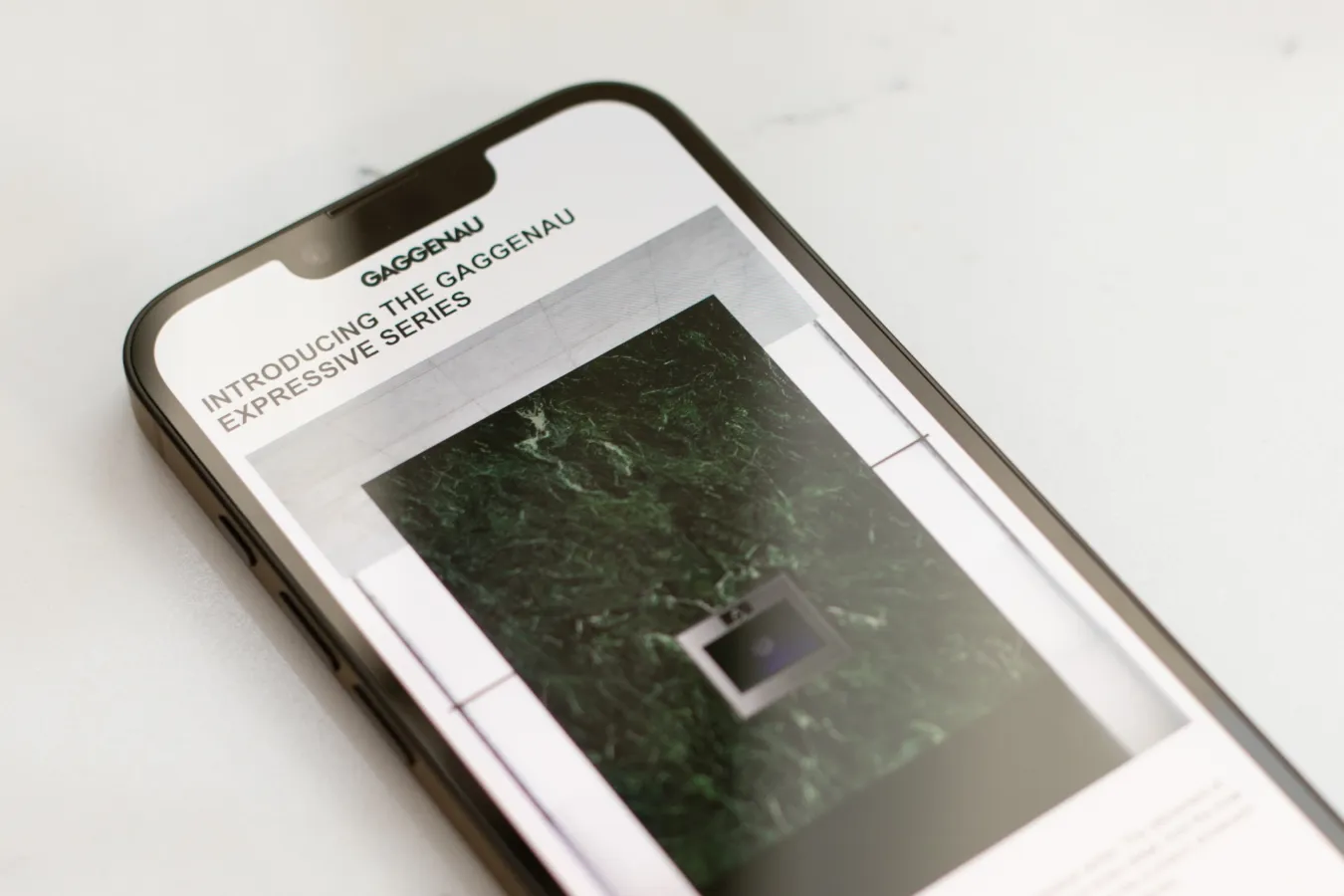 Close-up van een mobiele telefoon met de Gaggenau-nieuwsbrief op het scherm weergegeven