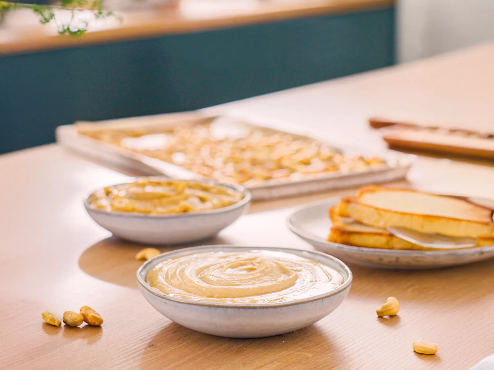 Различни купи, съдържащи домашно ядково масло, на кухненския плот.