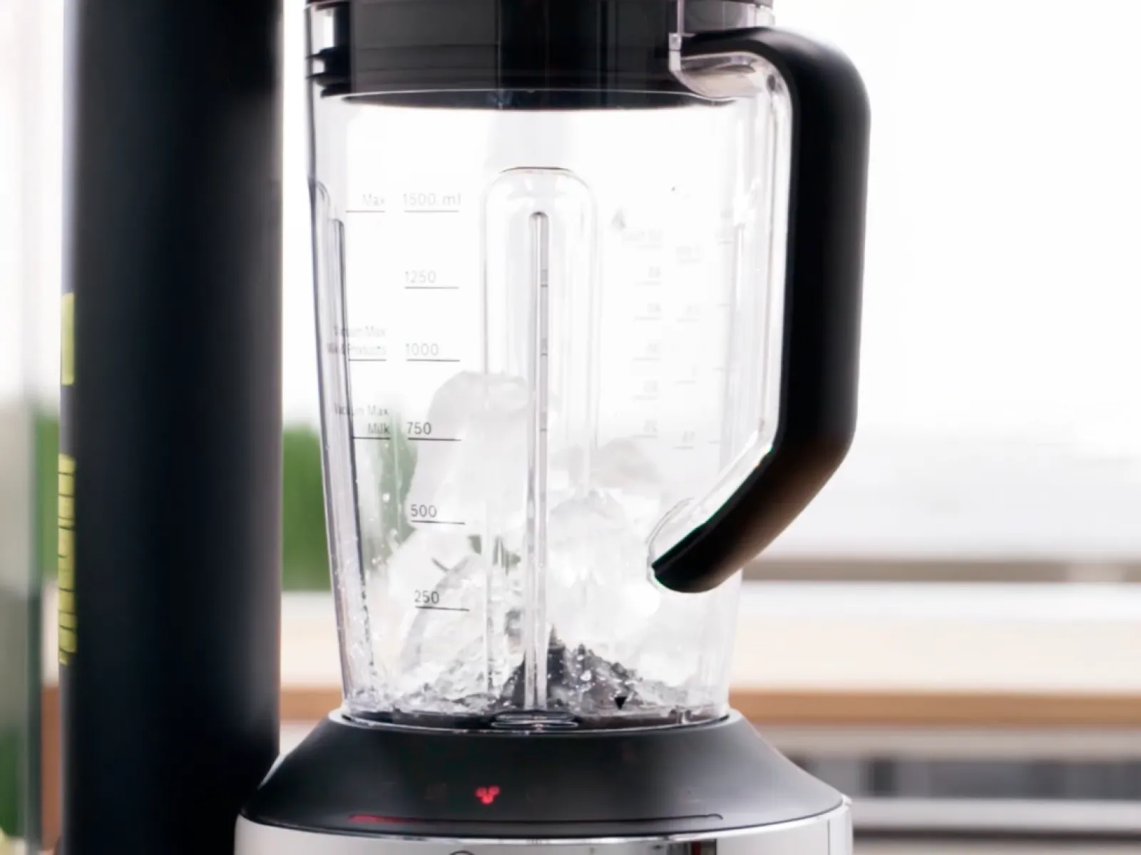 Bosch vakuumlu blenderdə buz kubları.