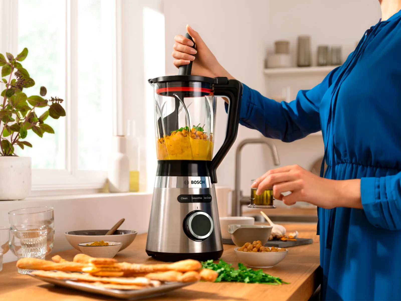 Noxuddan smuzi hazırlayan qadın.