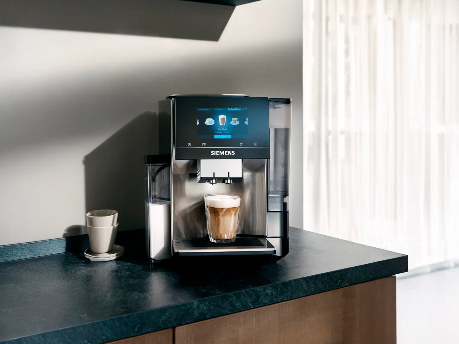 Un espressor automat Siemens EQ700 pe blatul din bucătărie, pregătind o ceașcă proaspătă de cafea.