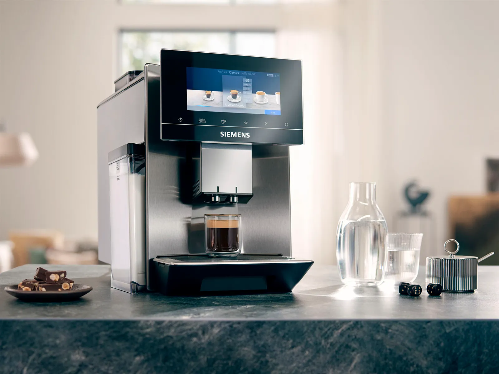 Un espressor automat Siemens EQ900 pe blatul din bucătărie, preparând un latte.