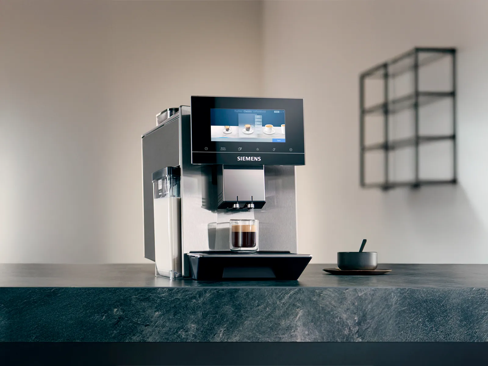 Siemens kaffemaskine med touchskærm på køkkenbordet.