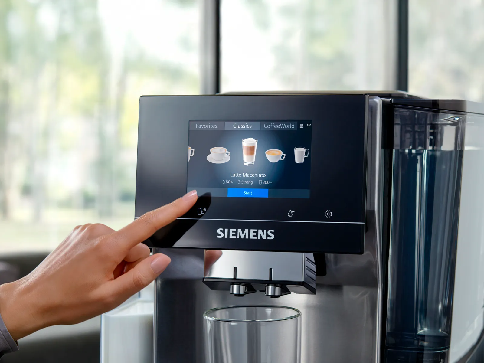 En person som velger en drink på berøringsskjermen til en Siemens kaffemaskin.