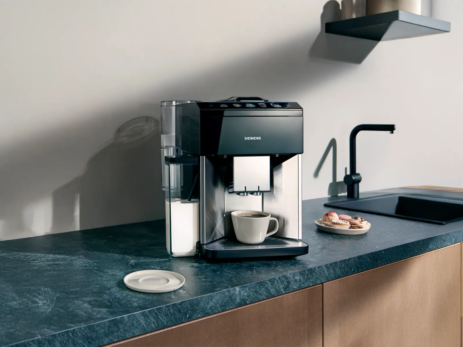 Un espressor automat Siemens EQ500 pe blatul din bucătărie, pregătind o ceașcă proaspătă de cafea.