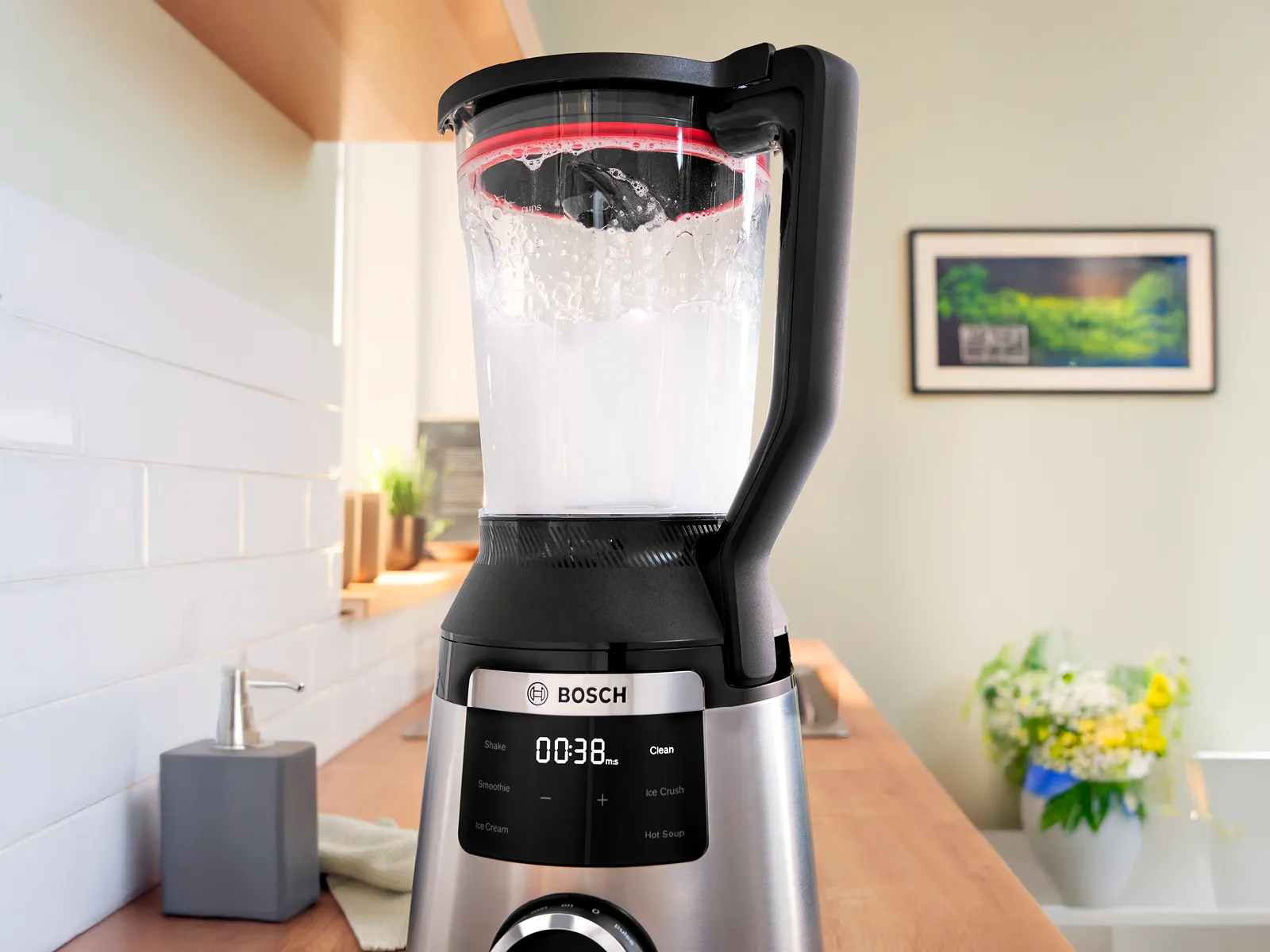 VitaPower Series 6 в режим на почистване, показваща контейнер, напълнен с вода.