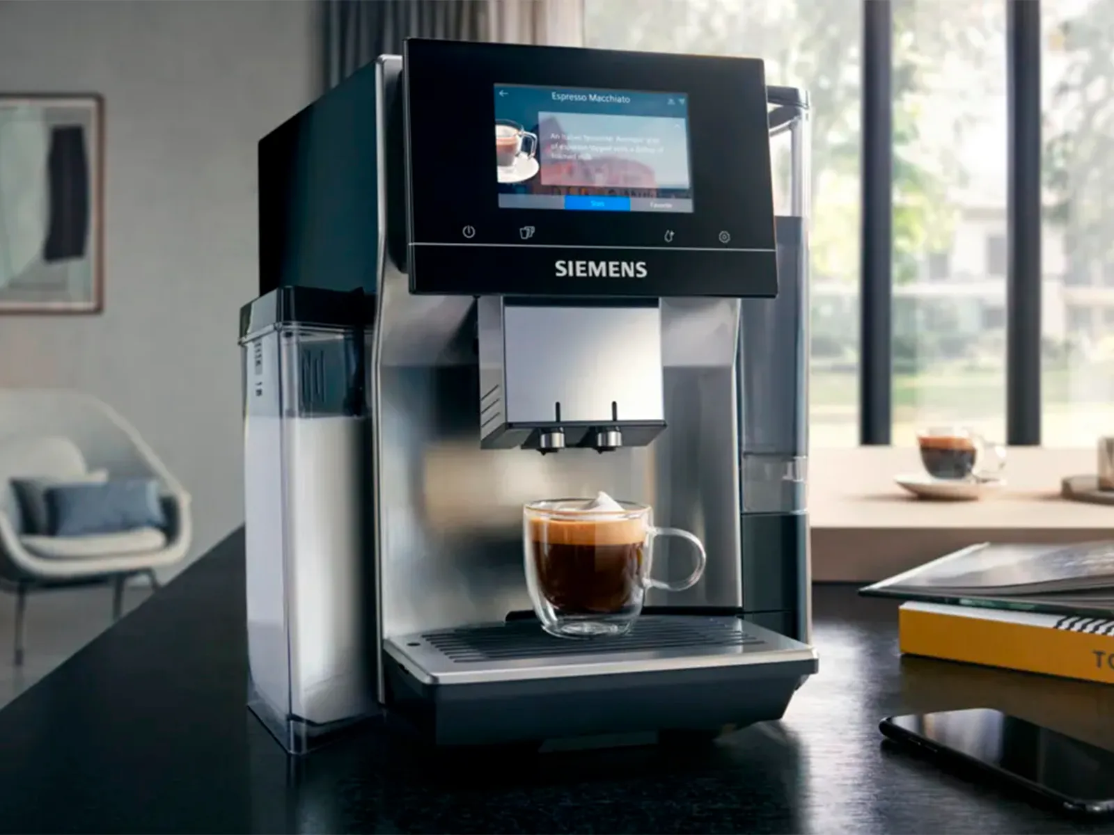 En Siemens espressomaskin som lager en kopp kaffe på kjøkkenbenken.