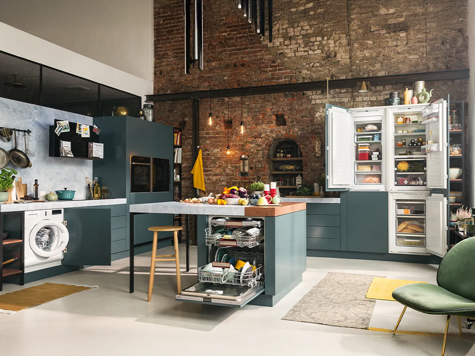 Un large aperçu d'un coin de cuisine en L de style industriel avec un îlot de cuisine au centre, plusieurs appareils sont visibles.