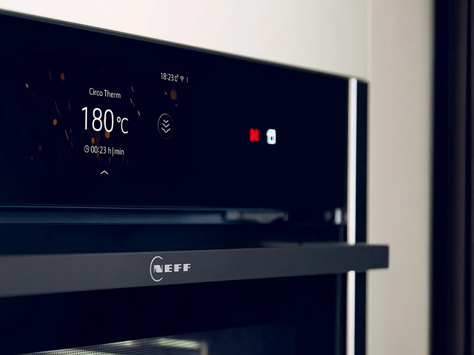 Link to oven symbols guide, showing close-up of oven display 