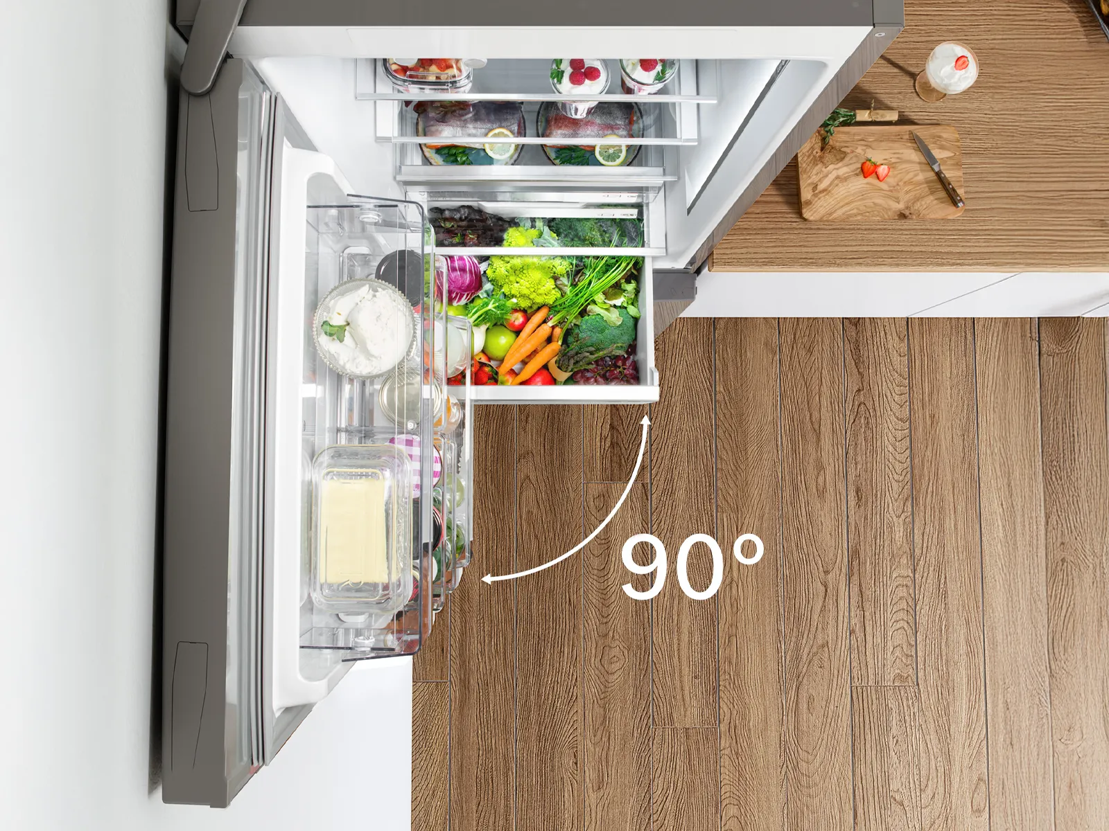 Vue aérienne d'un réfrigérateur avec un tiroir ouvert, indiquant un angle de 90° pour un accès facile.