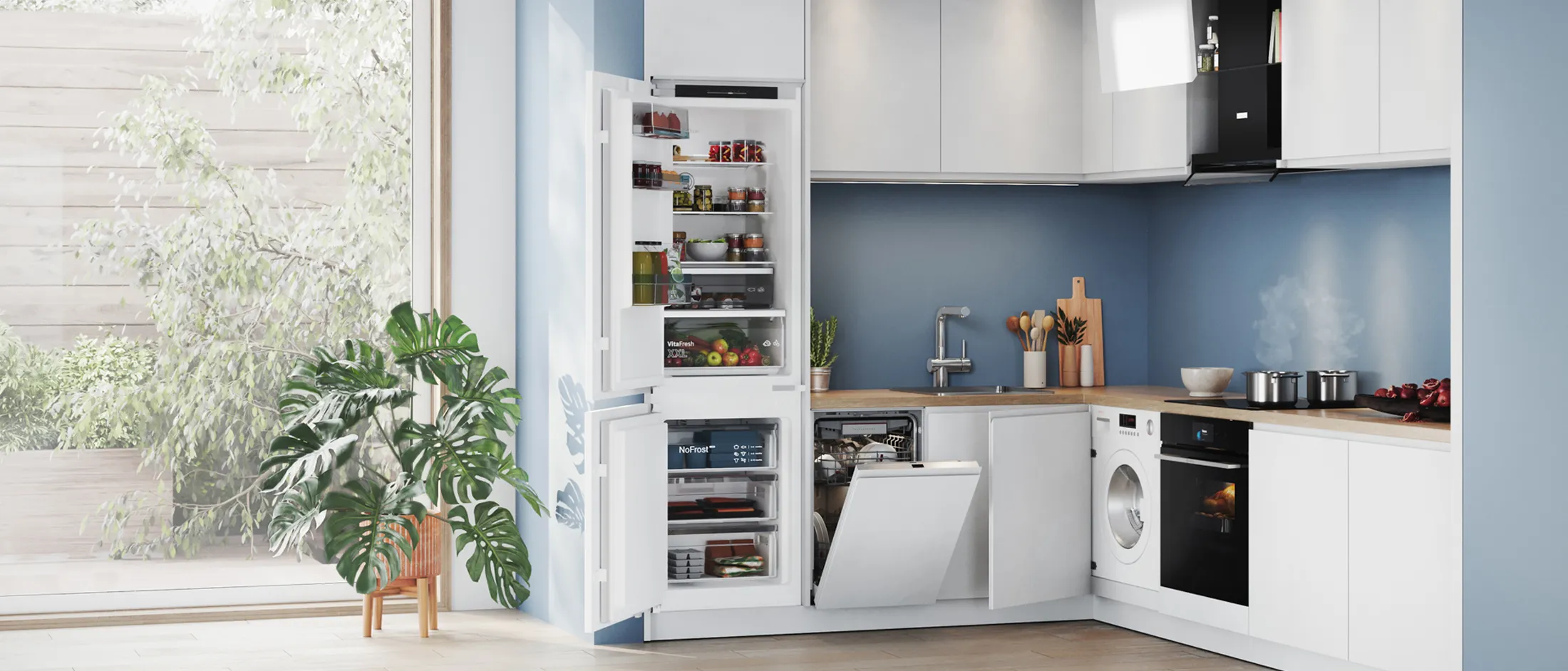 Cozinha moderna com frigorífico branco e armários, bancada de madeira, porta do frigorífico aberta e uma janela.