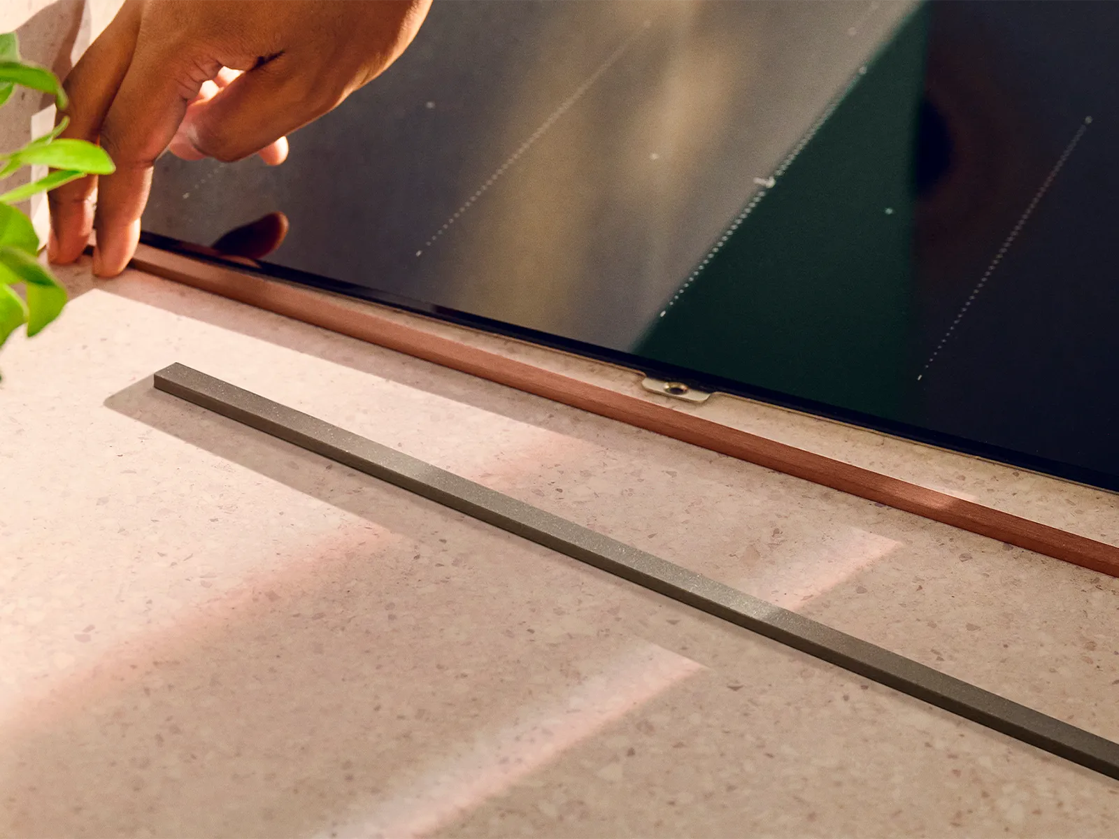 View of a hob thats bronze side trims is replaced by a black side trim