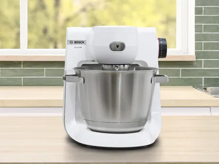 Vista frontal de la batidora de pie Serie 6 en color blanco.