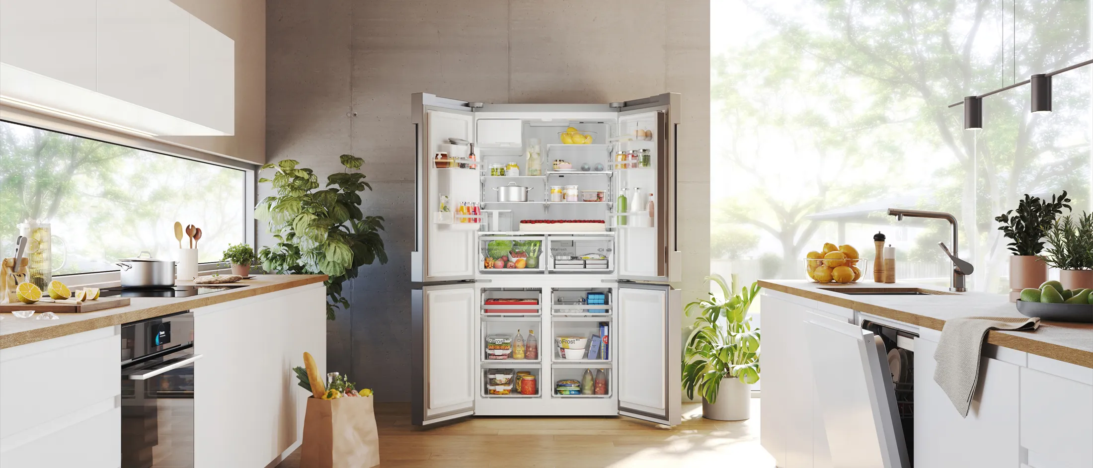 Uma cozinha espaçosa exibe um frigorífico moderno cheio de alimentos e bebidas organizados, rodeado de plantas.