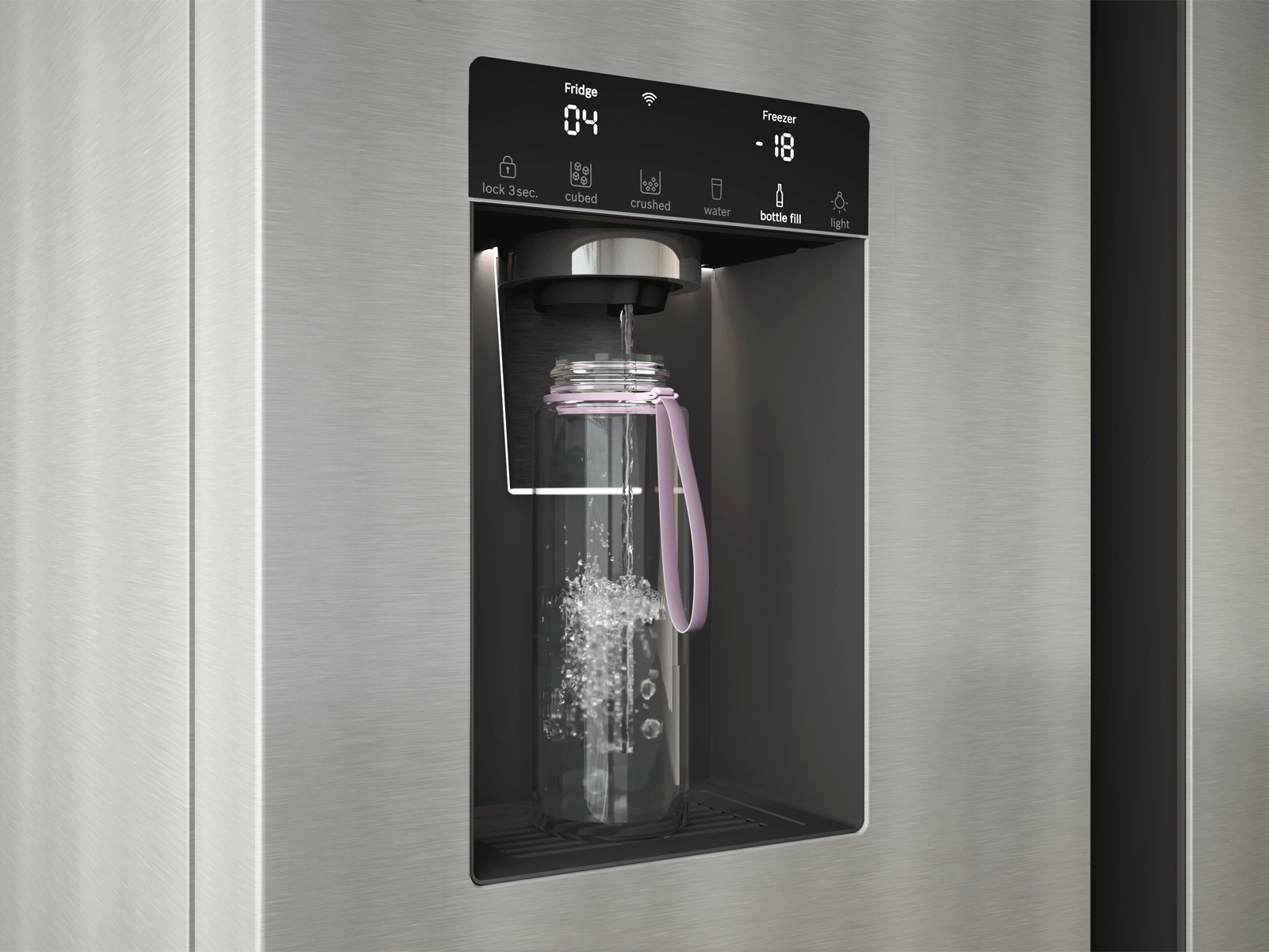 En modern frys med is- och vattenkylare inbbyggd i frysdörren fyller ett glas med kubformad is och en flaska med iskallt vatten.