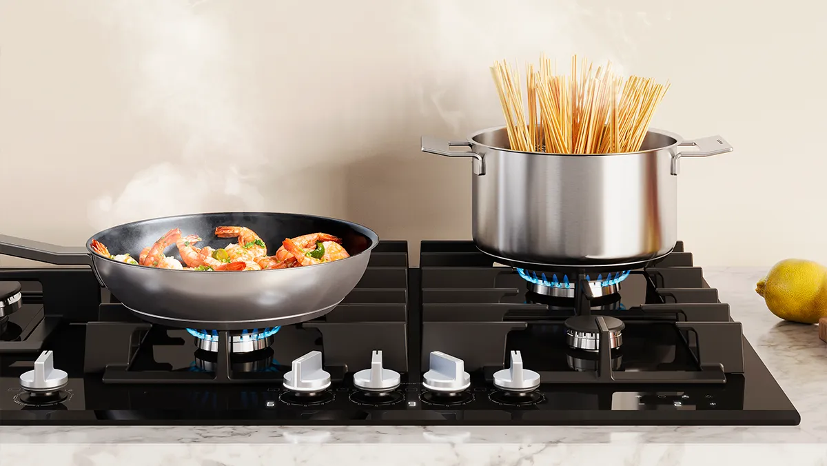 Modern fornuis: links een dampende koekenpan met garnalen en groenten, rechts een pan met kokende pasta.