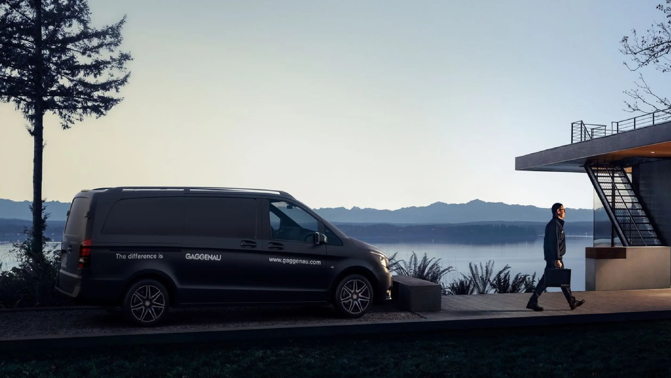 alt-Gaggenau van and a technician approaching a customer's house.