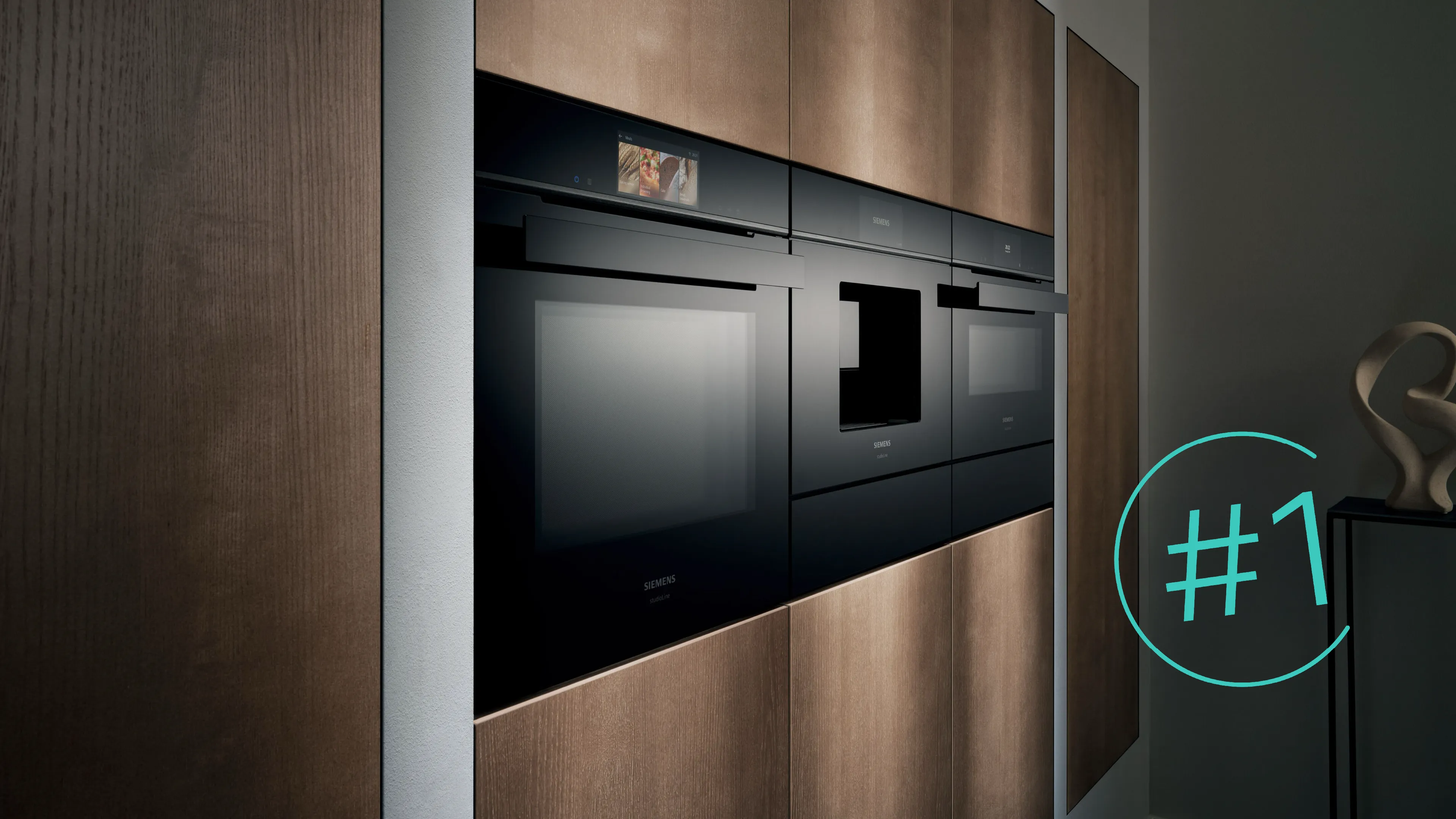 Un ensemble de cuisine Siemens noir et élégant mettant en valeur un four et un micro-ondes encastrés, avec un écran de cuisson bleu lumineux.