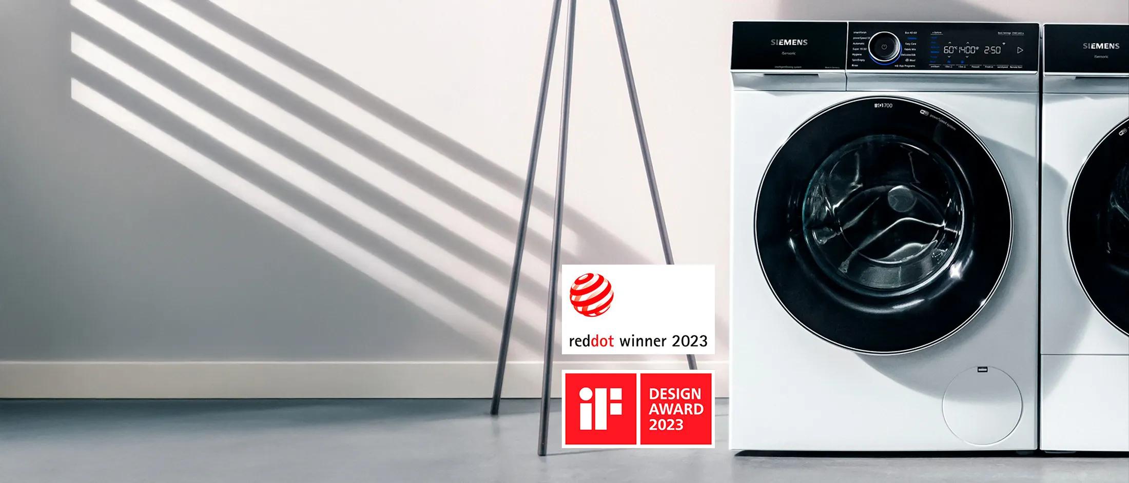 Uma máquina de lavar Siemens, com os logótipos do Red Dot e do Prémio iF de Design 2023.