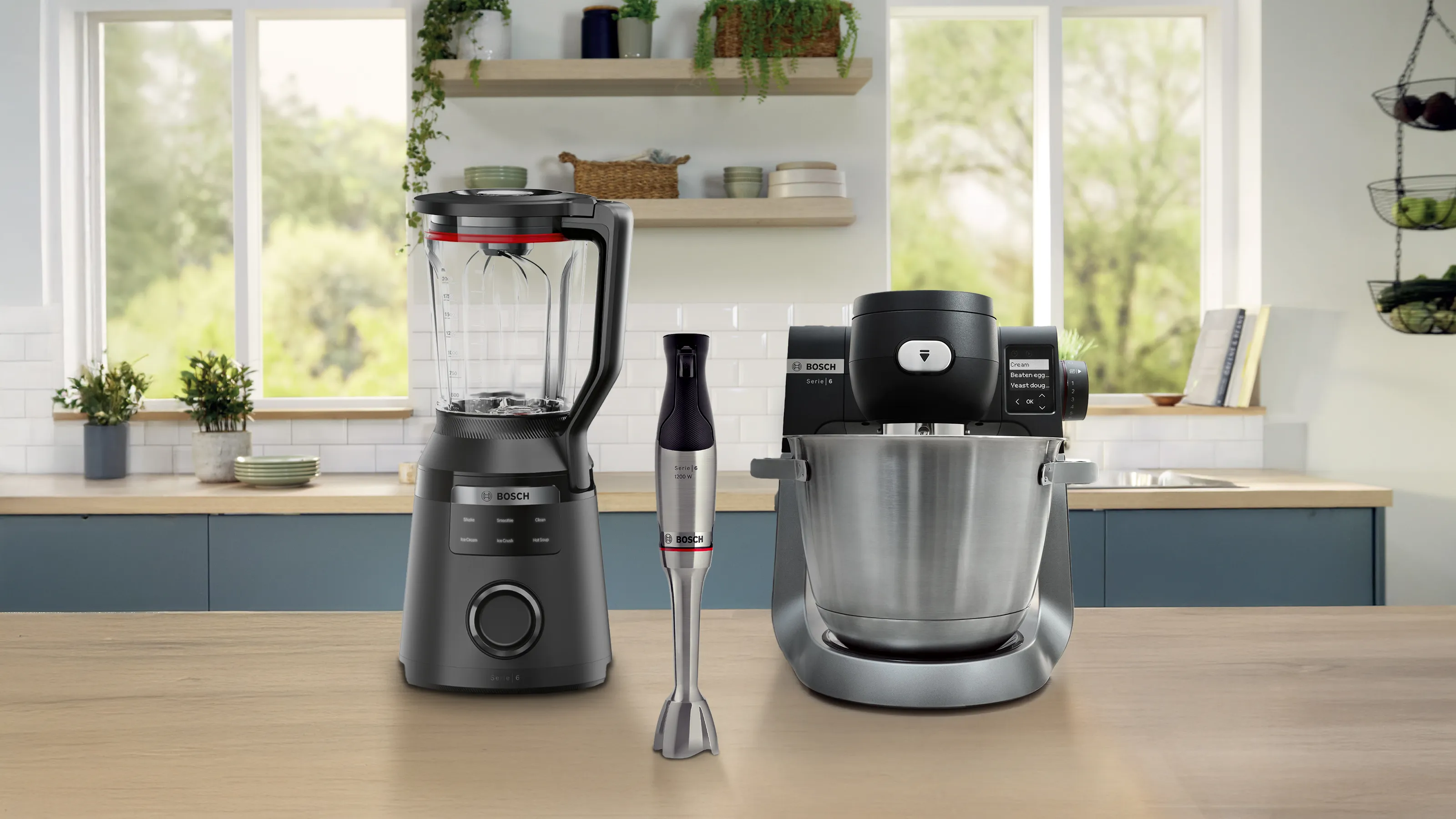 Tre elettrodomestici da cucina Bosch: un frullatore portatile, un frullatore da banco e un miscelatore elettrico a mano, che mostrano design e funzionalità moderni.