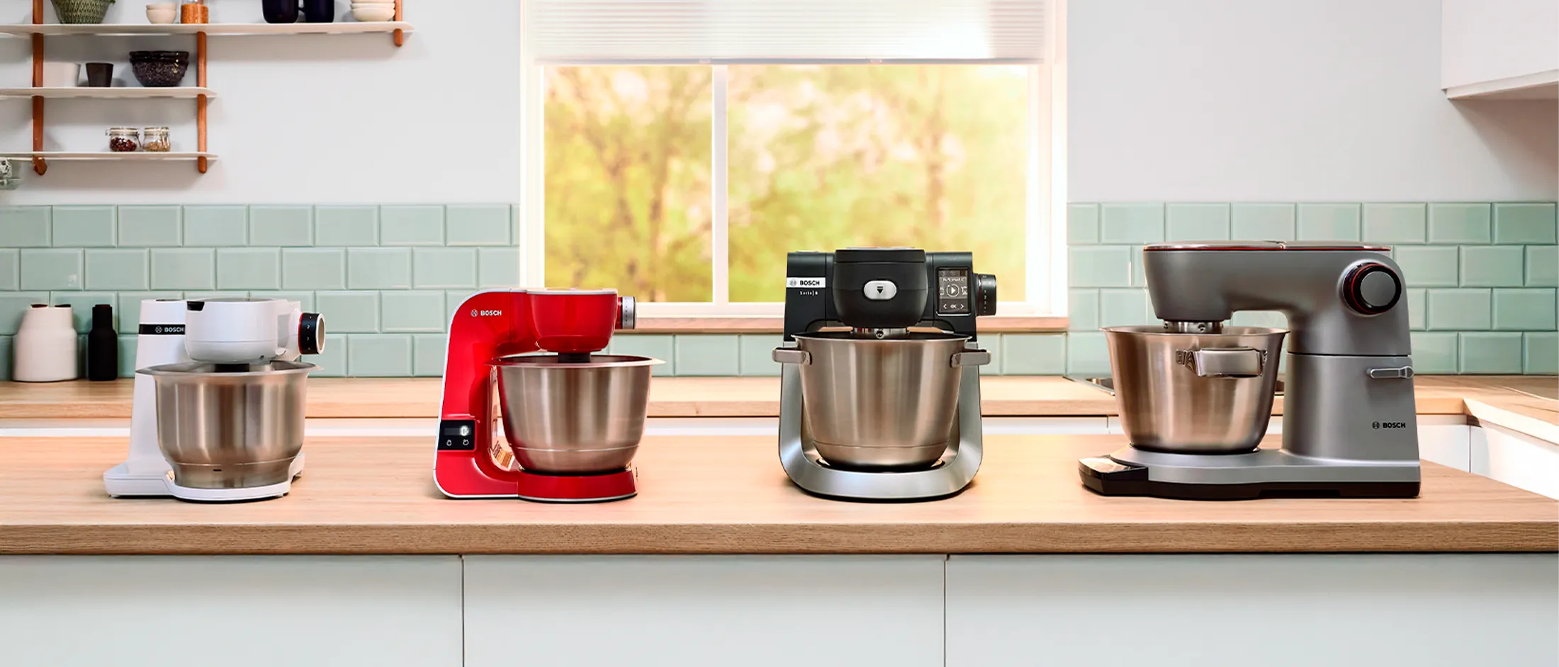 As três Series da MUM em linha numa bancada de cozinha.