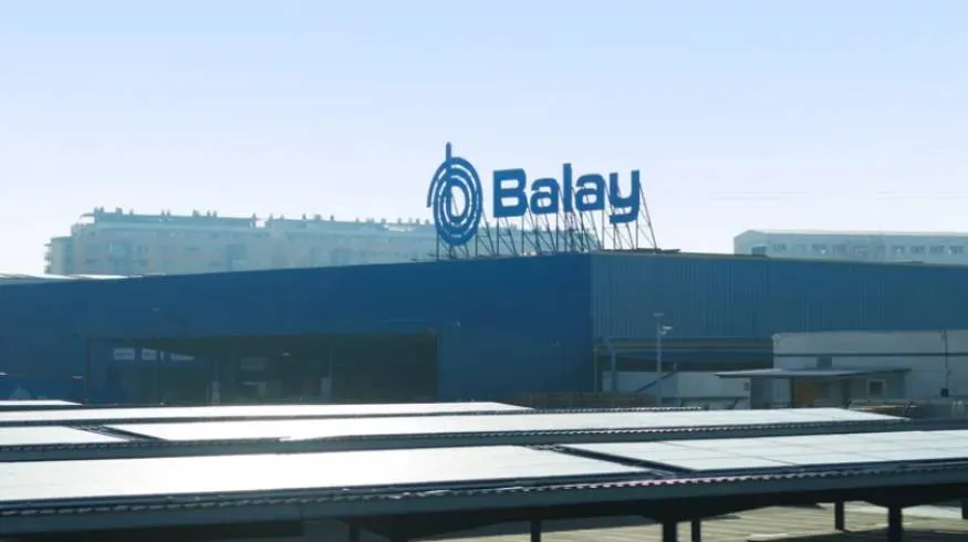 Vista exterior de un gran edificio industrial con el logotipo "Balay" prominentemente exhibido en el techo.