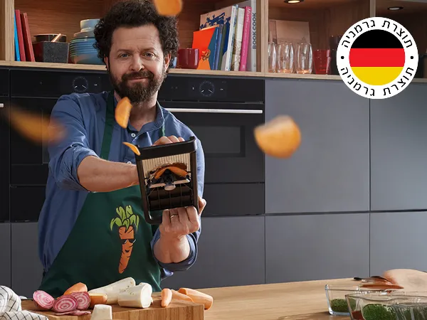 אדם קוצץ תפוחי אדמה כשברקע תנור של בוש