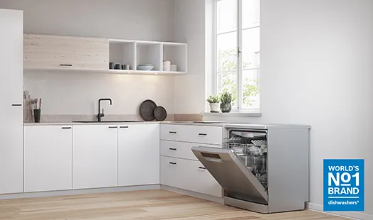 Eine moderne Küche mit weißen Einbauschränken, einem stilvollen Geschirrspüler mit geöffneter Tür und einem deutlich sichtbaren „World's No. 1 Brand“-Logo.
