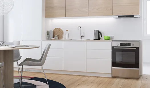 Moderne Küche mit Holzschränken, einem Einbaubackofen, Edelstahlgeräten und einer eleganten Arbeitsplatte mit Kochfeld und dekorativen Elementen.