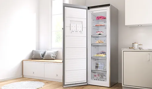 Ein moderner, geöffneter Kühlschrank mit ordentlich eingeräumten Regalen voller verschiedener Lebensmittel, in einer hellen Küche mit natürlichem Lichteinfall.