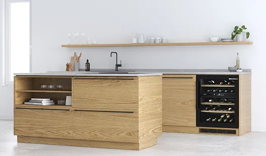 Moderne Küche mit Holzschränken, einer eleganten Arbeitsplatte, einem Spülbecken und einem Weinkühler, vor einem minimalistischen weißen Hintergrund.