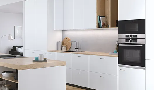 Moderne Küche mit weißen Schränken, eleganten Geräten, einer Arbeitsplatte aus Holz und einem minimalistischen Design mit sanfter Beleuchtung.