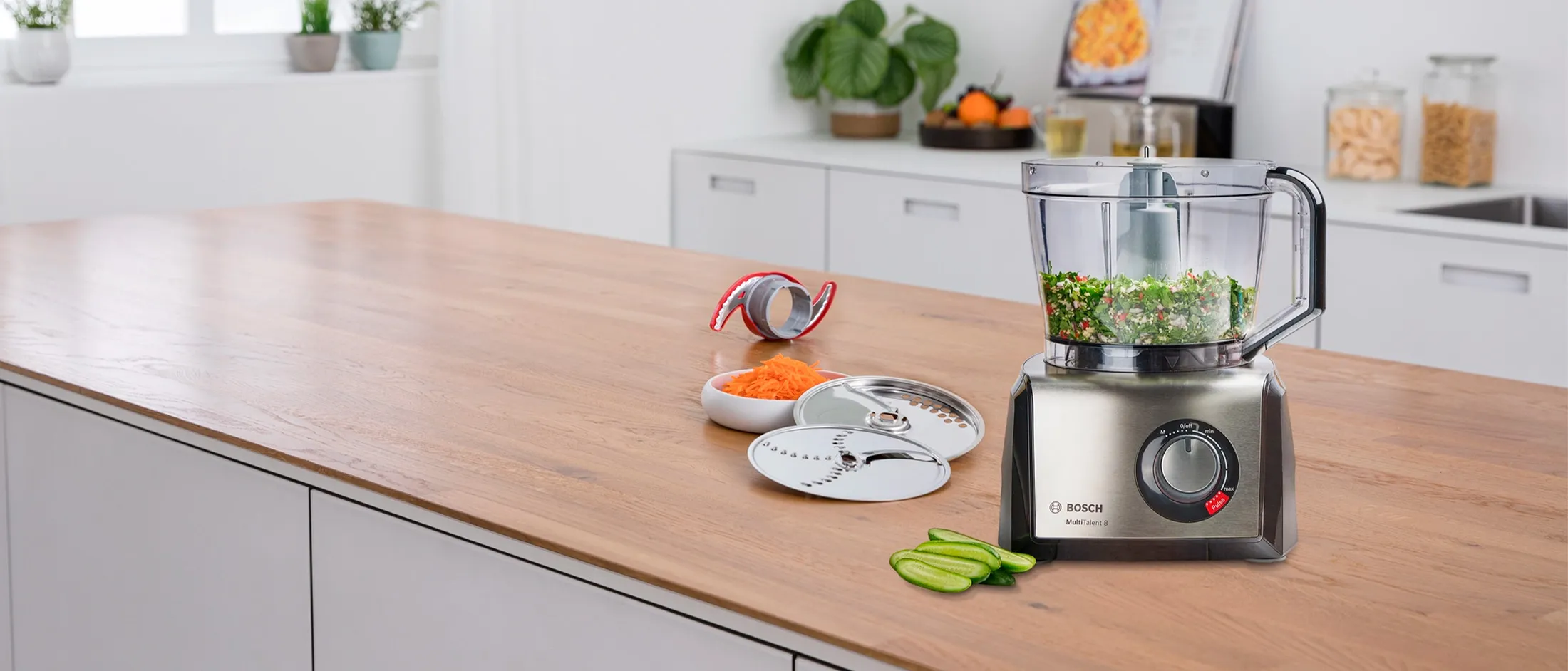 Processador de alimentos MultiTalent 8, que cortou uma relíquia de verduras.