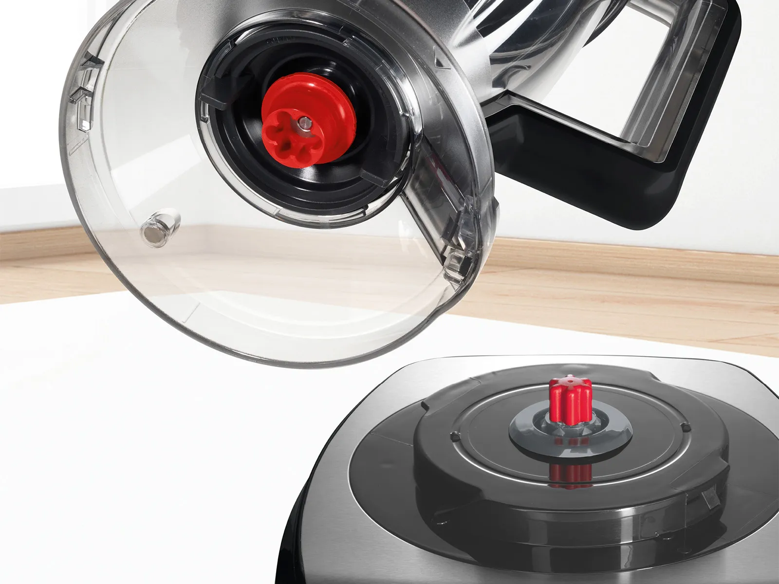 Gros plan sur l’accessoire mixeur et l’arbre moteur.