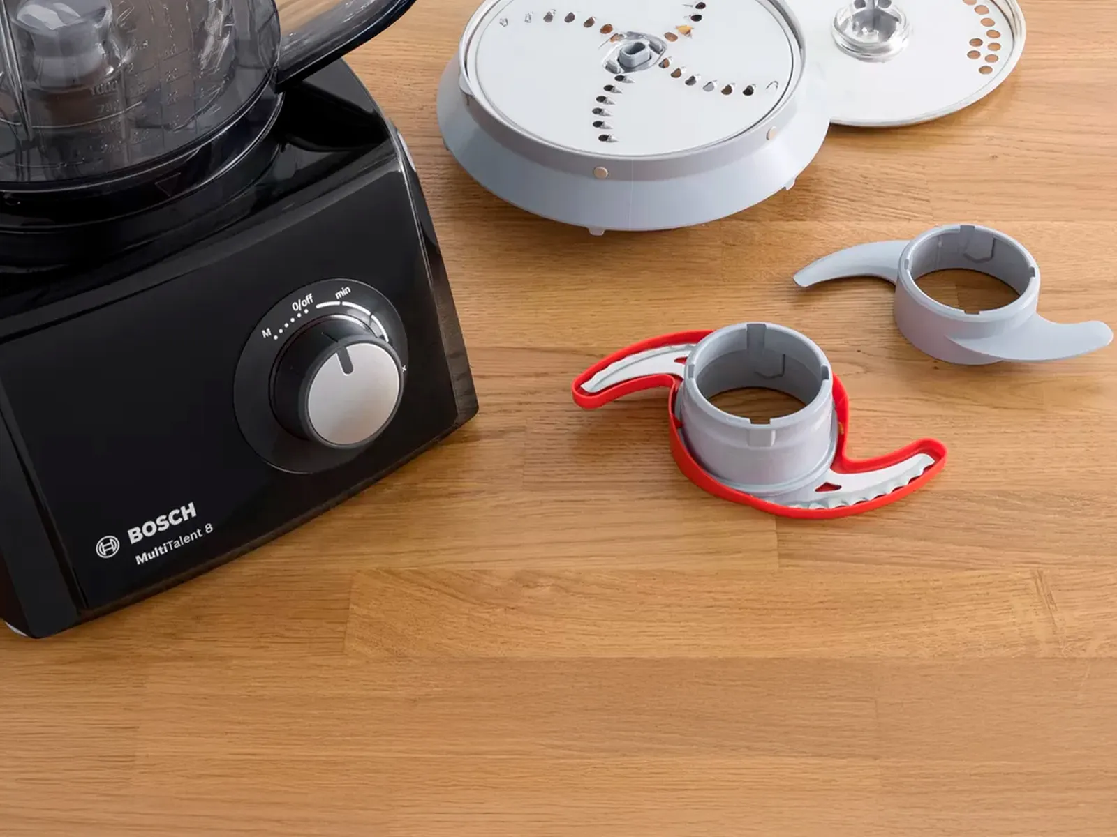 La lame Supercut dans son étui de protection à côté de la lame pétrissante.