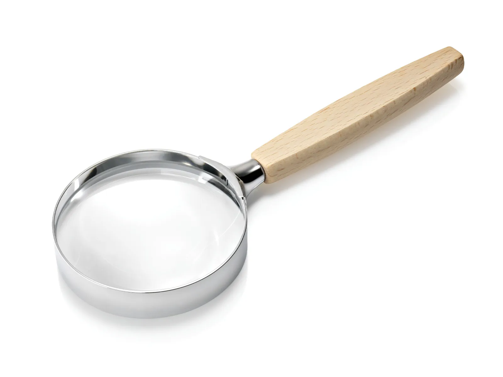 O lupă din metal lustruit cu mâner de lemn, așezată pe un fundal alb.