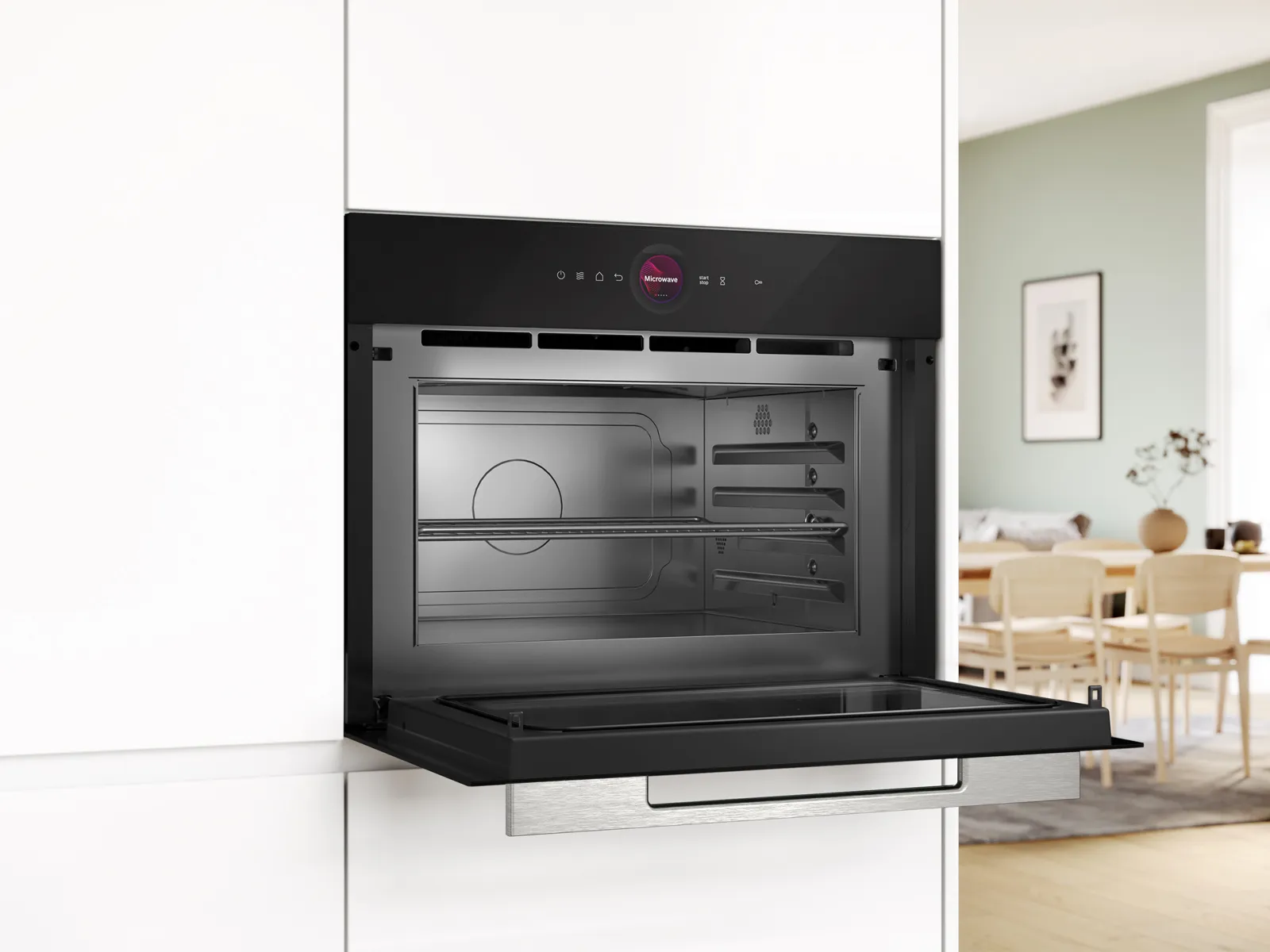 Ingebouwde magnetron met open deur in een moderne keuken, die een slank interieurontwerp en bedieningselementen toont.