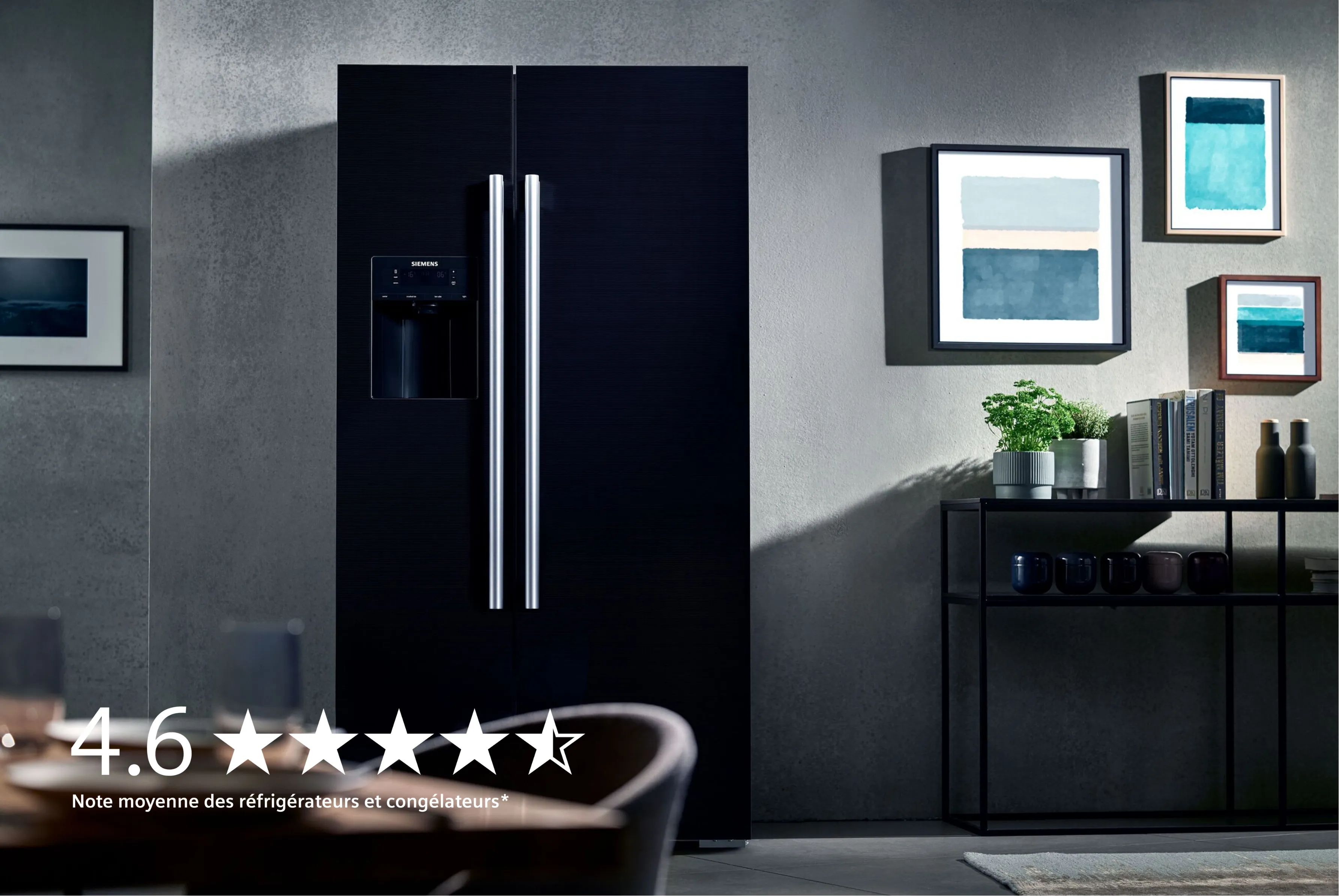 Un réfrigérateur Siemens noir et élégant avec des poignées métalliques se dresse contre un mur texturé, mettant en valeur un décor moderne et une note élevée de 4,6 étoiles.