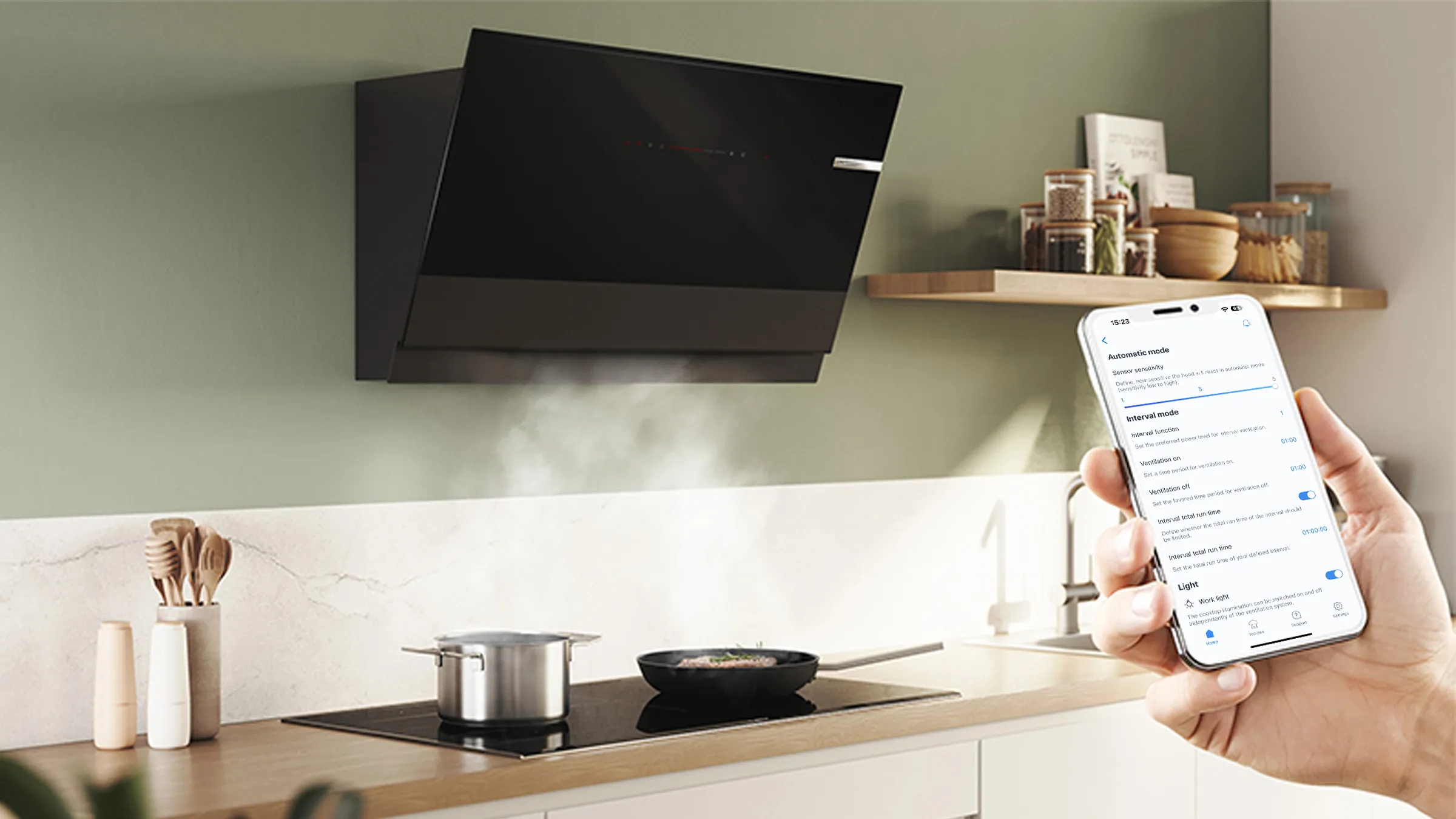 Smartphone mit Home Connect App zur Steuerung einer Bosch Dunstabzugshaube in der Küche.