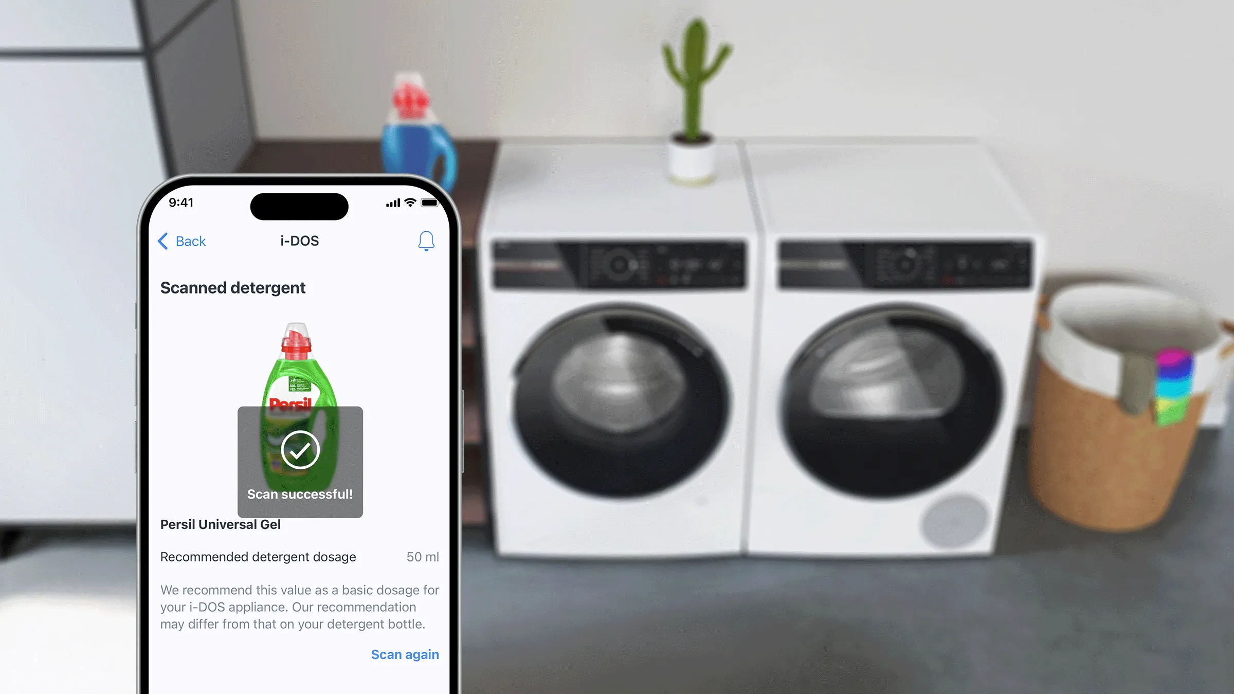 Smartphone-App Home Connect beim Scannen von Waschmittel für eine automatische Dosierung.