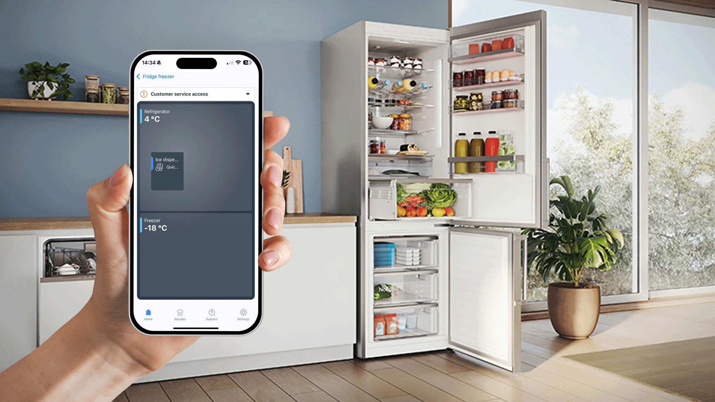 Eine Hand hält ein Smartphone mit der Home Connect App vor einem geöffneten, smarten Kühlschrank in einer hellen Küche.