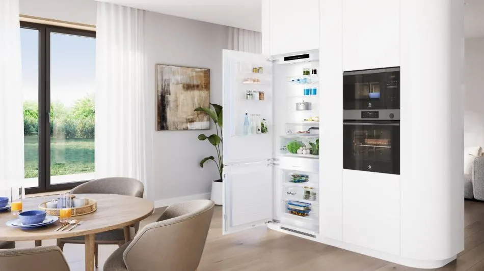 Cocina abierta al salon balay con columna horno microondas grafito