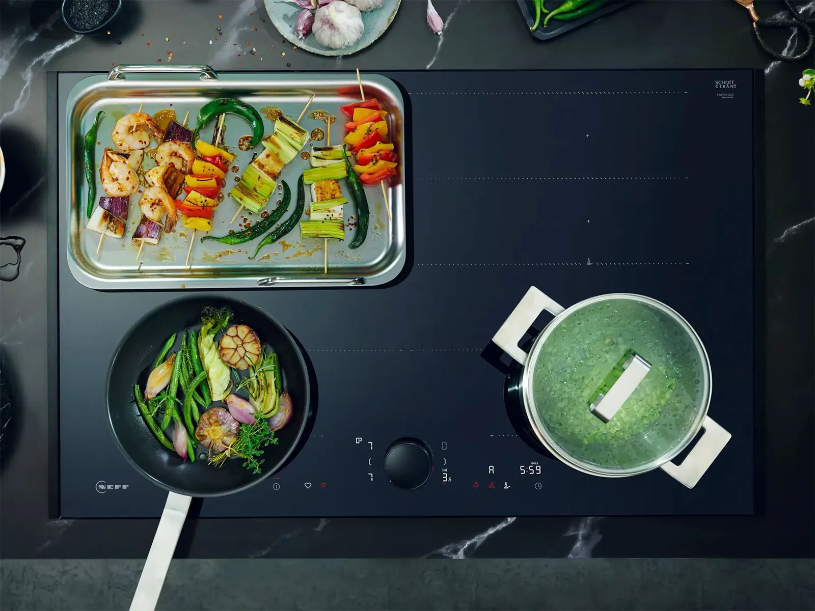 NEFF Induktionskochfeld mit Pfannen und Teppan Yaki