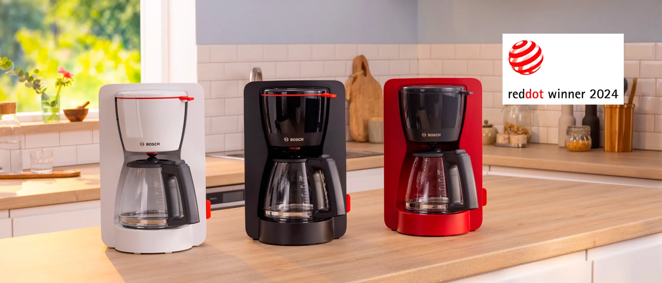 Gama de máquinas de café MyMoment em cima da bancada da cozinha.