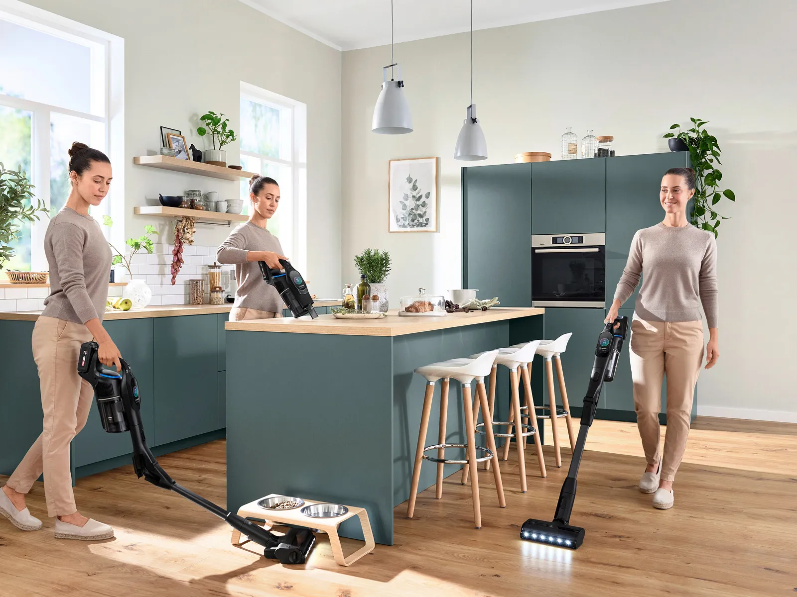 En vit var visas på tre ställen i köket med en sladdlös dammsugare.